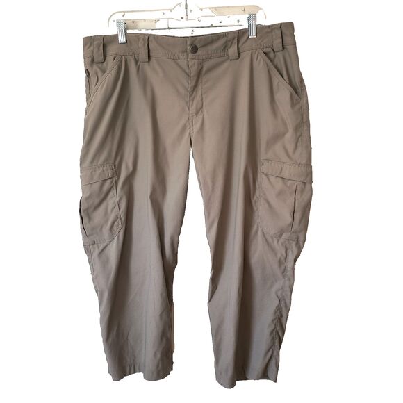 Duluth Trading Pants Womens 18 Tan Capri Cargo Nylon Hiking Outdoor *Small spot* - Picture 1 of 16